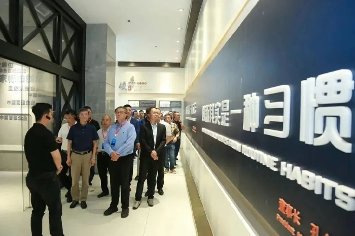 實(shí)地參觀玫德集團(tuán)數(shù)字化工廠